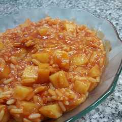 A picture of Guisito de arroz, papas y alitas 🍽.