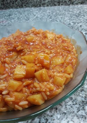 Una foto de Guisito de arroz, papas y alitas 🍽
