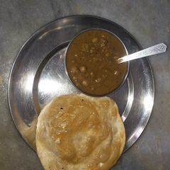 A picture of Bhature.