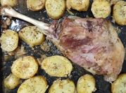 Una foto de guarniciones para cordero al horno