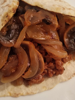 Una foto de Burritos de carne picada y champiñones