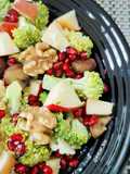 Ensalada crujiente de brócoli con manzana, granada y castañas