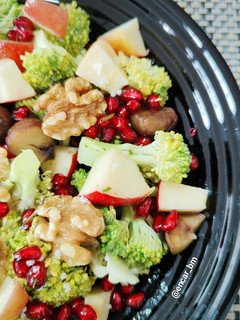 Una foto de Ensalada crujiente de brócoli con manzana, granada y castañas