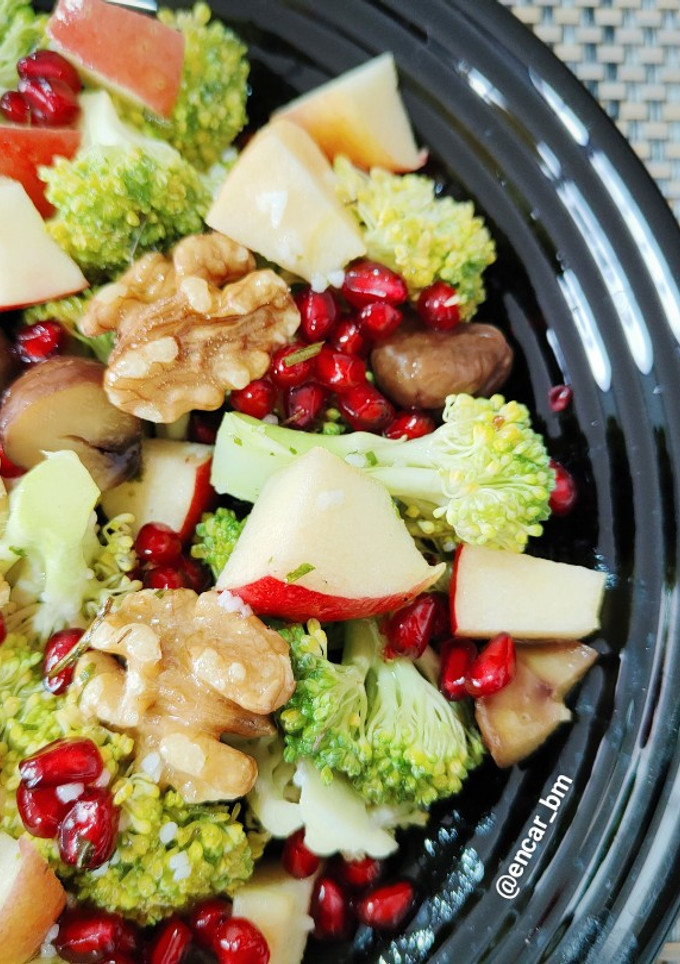 Una foto de Ensalada crujiente de brócoli con manzana, granada y castañas