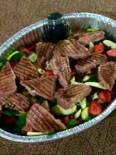 Una foto de Atún al grill con ensalada multicolor