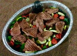 Una foto de Atún al grill con ensalada multicolor 