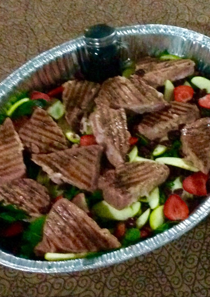 Una foto de Atún al grill con ensalada multicolor 