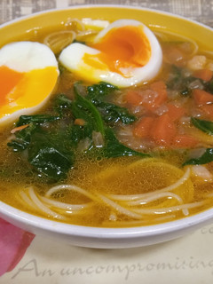 Una foto de Sopa de verduras con fideos estilo oriental