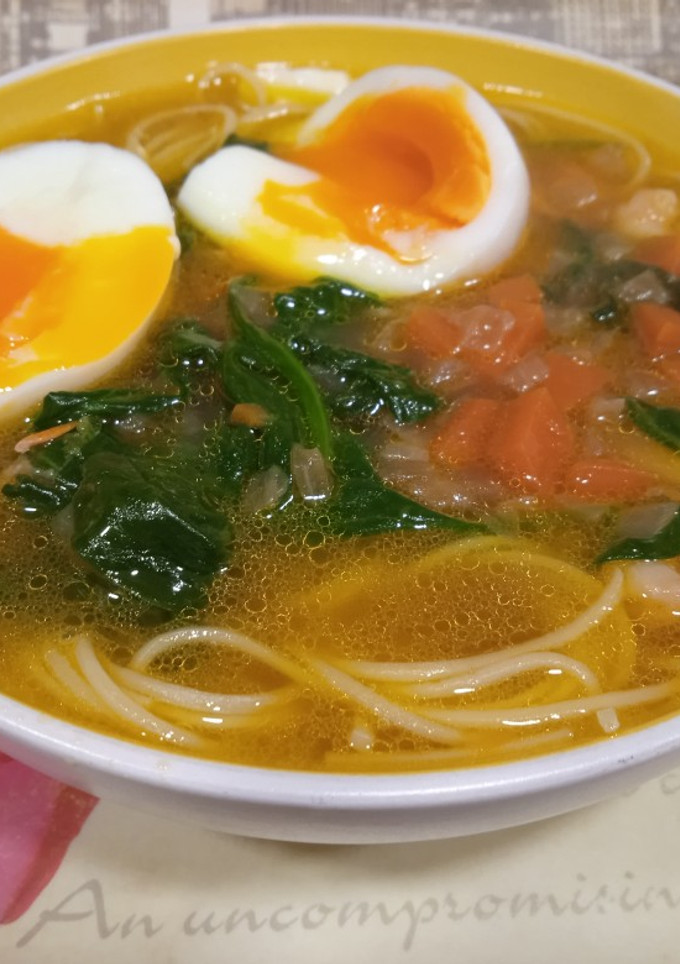 Una foto de Sopa de verduras con fideos estilo oriental