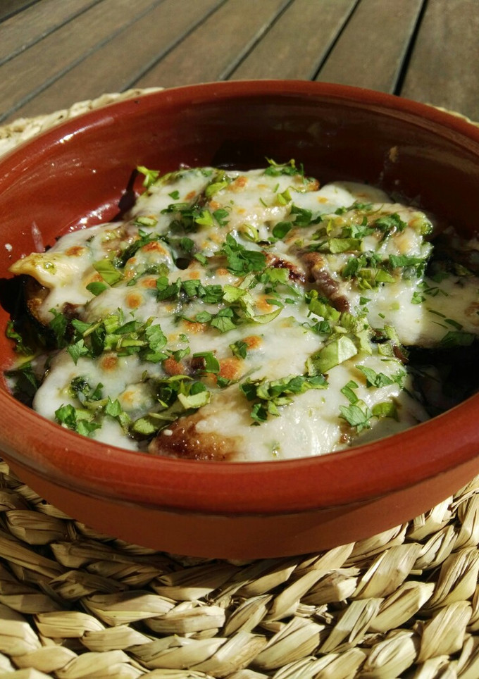 Una foto de Gratinado de setas y calabacín