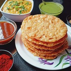 A picture of Dal pakwan.