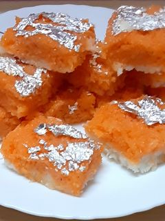 नारियल की बर्फी / मिठाई(Nariyal ki barfi recipe in Hindi) रेसिपी मुख्य फोटो