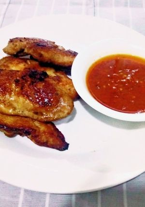 A picture of Pan grilled chicken and pepper sauce.