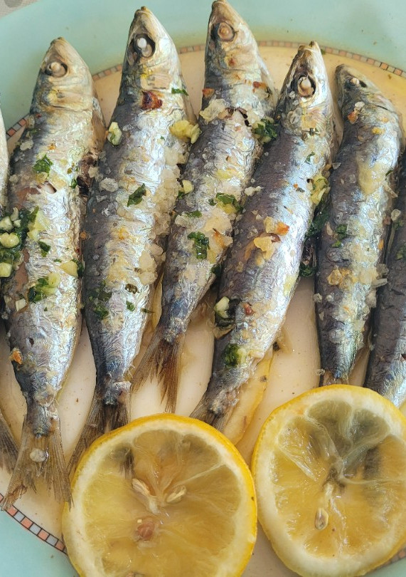 Una foto de Sardinas cocinadas en el horno. Una maravilla