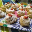 Profiteroles con manjar y crema pastelera