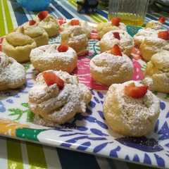 Una foto de Profiteroles con manjar y crema pastelera