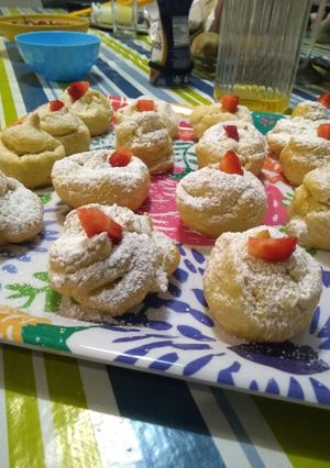 Una foto de Profiteroles con manjar y crema pastelera