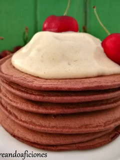 Una foto de Tortitas de chocolate con helado de plátano saludable
