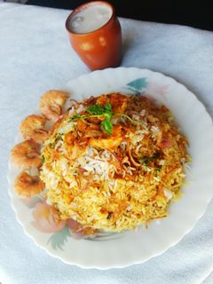 कोलंबी बिर्याणी (kolambi biryani recipe in marathi) रेसिपी चे मुख्य फोटो