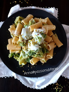Foto di Rigatoni con broccoli e crema di cacio, pepe e pistacchi