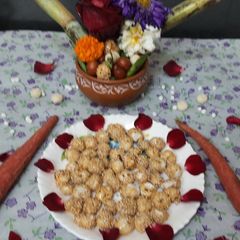 A picture of Makhana revdl sesame seeds coated (til).