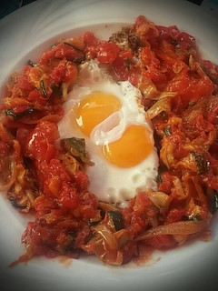 Una foto de 654. Pisto con huevos fritos