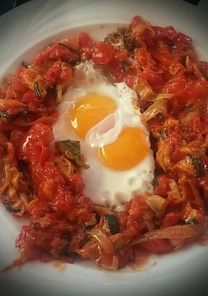 Una foto de 654. Pisto con huevos fritos
