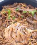 Pasta con carne salteada