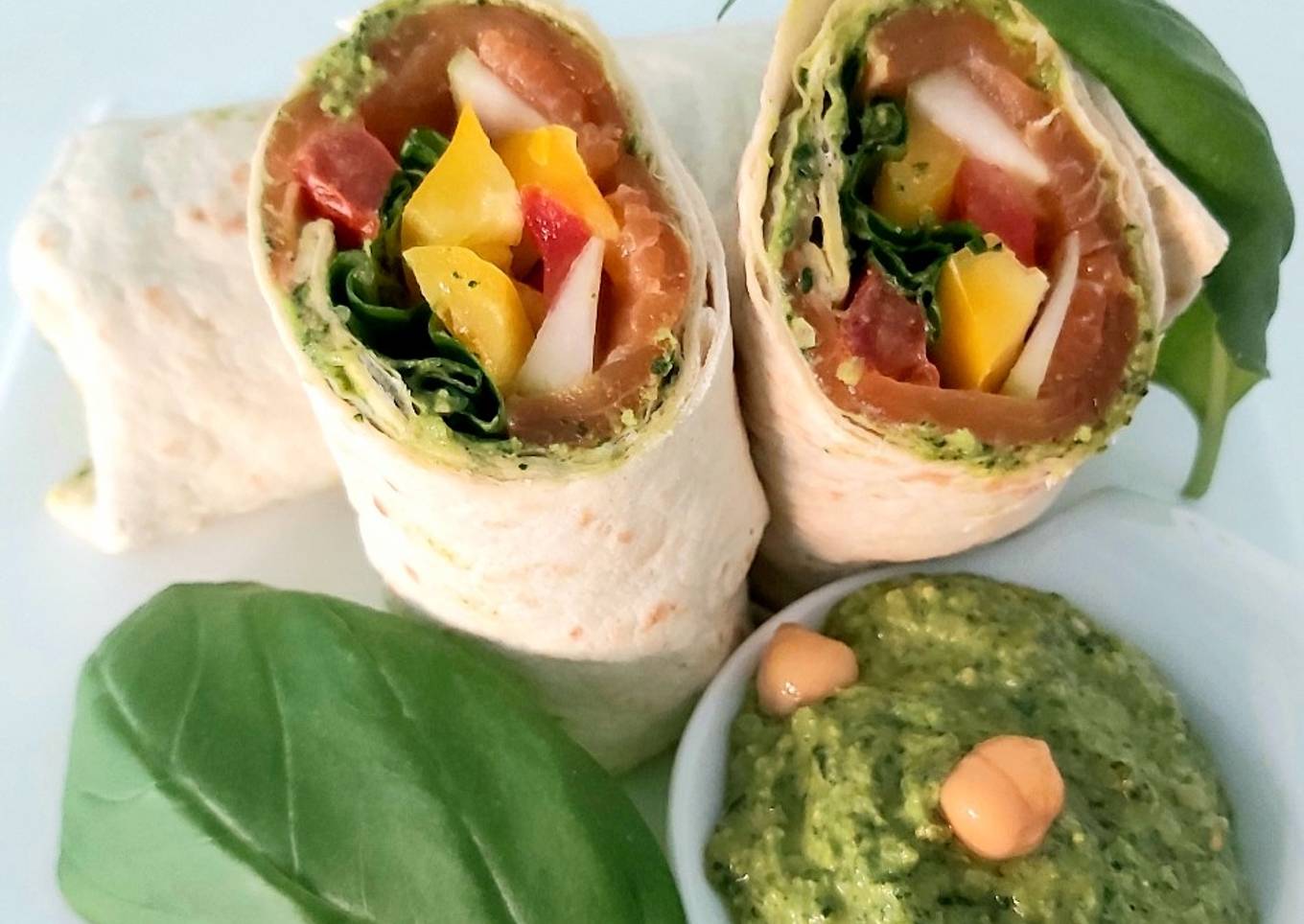 Wraps saumon fumé et houmous épinards basilic