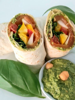 Une photo de Wraps saumon fumé et houmous épinards basilic