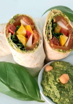 Une photo de Wraps saumon fumé et houmous épinards basilic