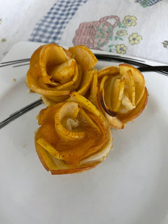 Una foto de Rosas de hojaldre y manzana