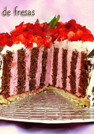 Una foto de Tarta rayada de fresas