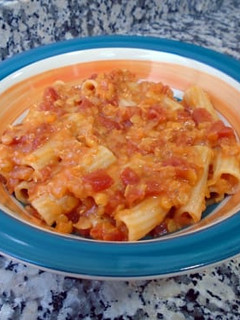 Una foto de Tortiglioni con boloñesa de lentejas