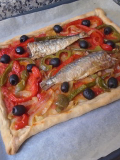 Una foto de Coca salada de pimientos y sardinas