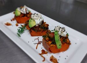 Zdjęcie przepisu Pieczone bataty z ciecierzycą, pomidorami, kozim serem i avocado.