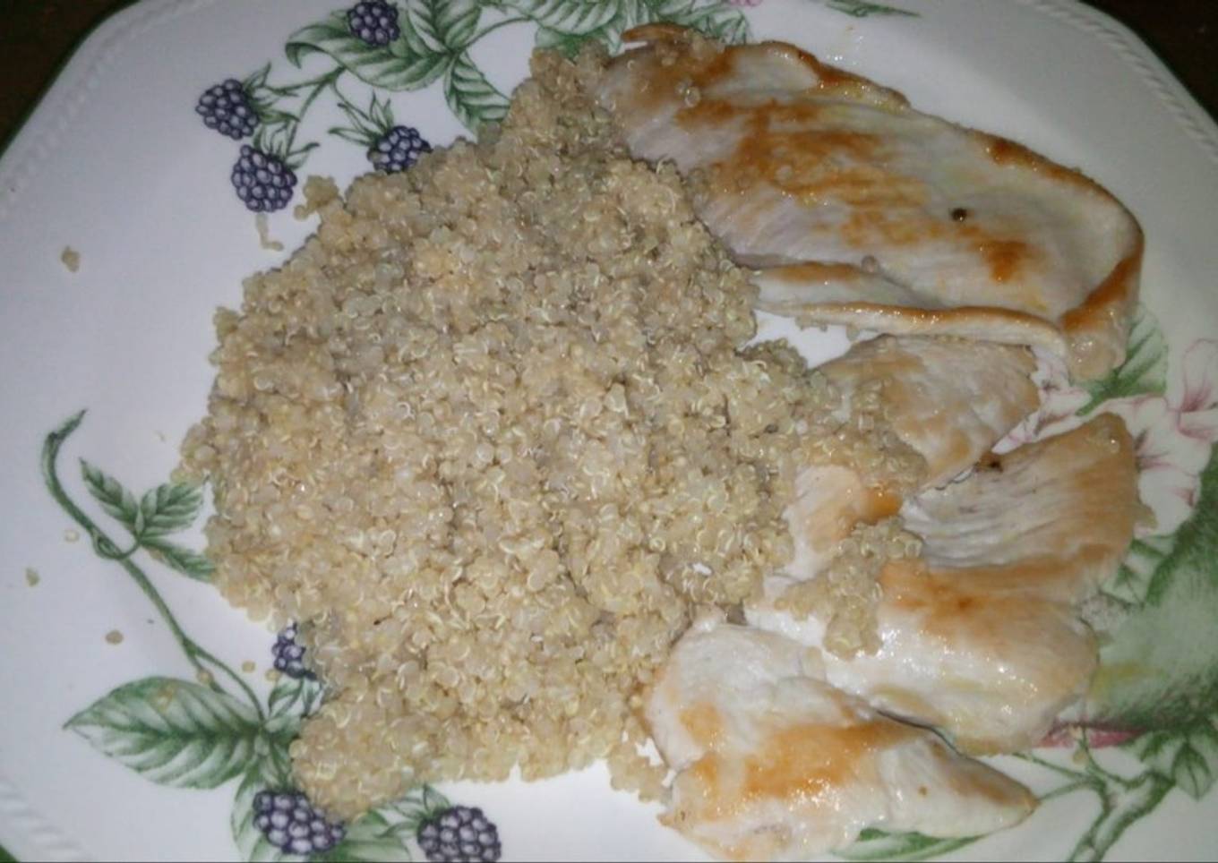 Quinoa con cúrcuma y filetes de contra muslo de pollo a la plancha