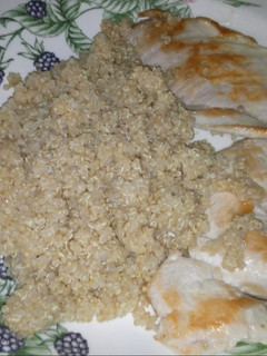Una foto de Quinoa con cúrcuma y filetes de contra muslo de pollo a la plancha