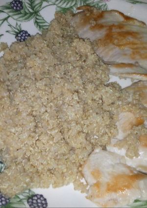 Una foto de Quinoa con cúrcuma y filetes de contra muslo de pollo a la plancha