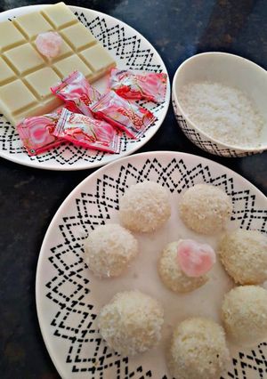कोको हार्ट ट्रफल्स (Coconut heart Truffles recipe in Hindi) रेसिपी मुख्य फोटो