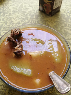 Una foto de Caldillo con pollo criollo!