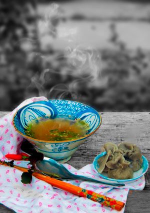 Hình của món Kí ức tuổi thơ : Hoành thánh mè đen và nồi nước dùng của mẹ.