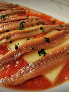 Una foto de Tapa de Anchoas con queso artesano de autor sobre tomate natural