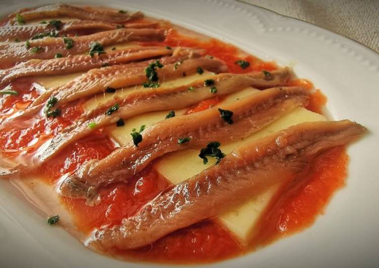 Tapa de Anchoas con queso artesano de autor sobre tomate natural