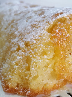 Una foto de Budín húmedo de limón🍋