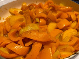Salteado de Cebola Doce, Pimento e Pêssegos
