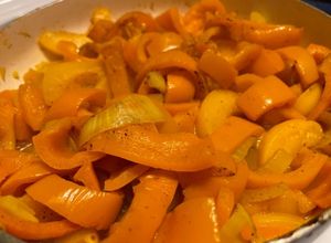 Foto de Salteado de Cebola Doce, Pimento e Pêssegos