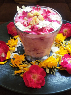શાહી ગુલાબ દૂધ પૌવા (Shahi Rose Doodh Poha Recipe In Gujarati) રેસીપી મુખ્ય ફોટો