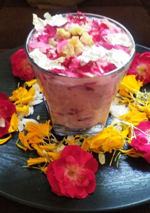 શાહી ગુલાબ દૂધ પૌવા (Shahi Rose Doodh Poha Recipe In Gujarati) રેસીપી મુખ્ય ફોટો