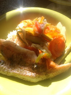 Una foto de Filete de merluza con verduras asadas y arroz